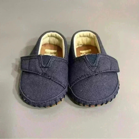 Size 1 baby boy crib flats Toms navy and tan Velcro strap moccasins no flaws - Picture 5 of 10